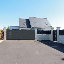 Portail coulissant aluminium sur-mesure BOUQ (en situation)
