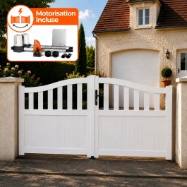 Portail battant électrique PVC blanc HAMBOURG GALBÉ - largeur 3000 mm