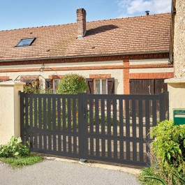 Portail battant aluminium anthracite ALFA (en ambiance)