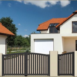 Portail battant aluminium anthracite OLAN (en ambiance)