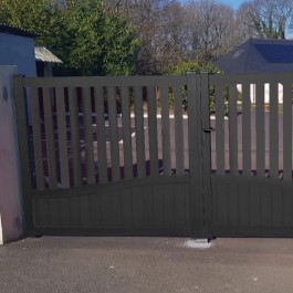 Portail battant aluminium anthracite HARL (en ambiance)