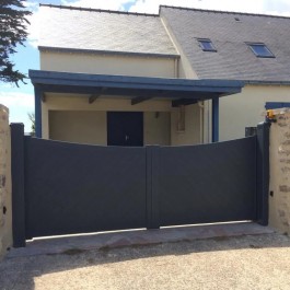 Portail battant aluminium anthracite CENT (en ambiance)