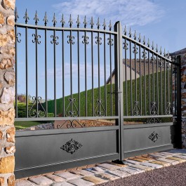 Portail battant aluminium anthracite MONR (en ambiance)