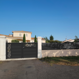 Portail battant aluminium anthracite PAST (en situation)