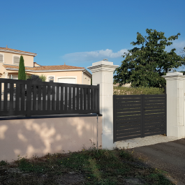 Portail battant aluminium anthracite OPER (en situation)