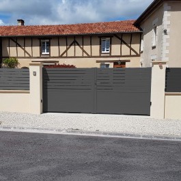 Portail battant aluminium anthracite HAVA (en situation)
