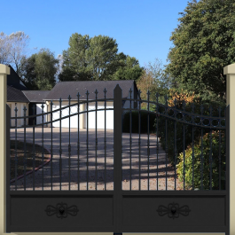 Portail battant aluminium anthracite BRISS (en situation)