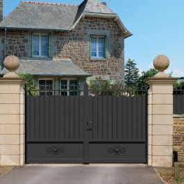 Portail battant aluminium anthracite VILLA (en situation)