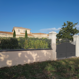 Portail battant aluminium anthracite SERR en situation