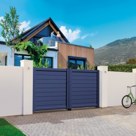Portail battant aluminium anthracite FILA (en situation)