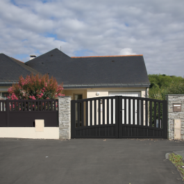 Portail battant aluminium sur-mesure MONT (en situation)
