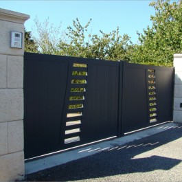Portail battant aluminium sur-mesure GERL (en ambiance)