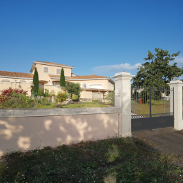 Portail battant aluminium sur-mesure CHINO (en situation)