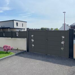 Portail battant aluminium sur-mesure BOUQ (en situation)