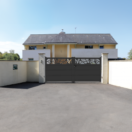 Portail battant aluminium sur-mesure AQUA (en situation)
