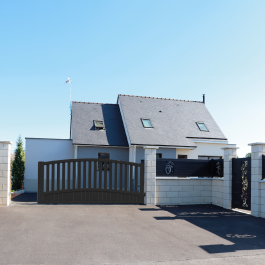 Portail coulissant électrique aluminium anthracite MONT in situ