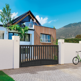 Portail coulissant électrique aluminium anthracite HARL in situ