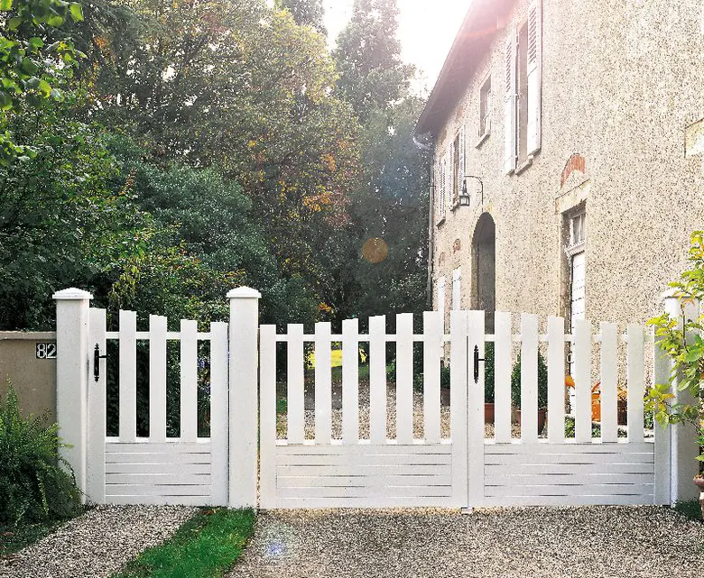 Portail PVC Alençon installé par un client Gefradis