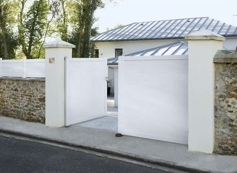 Portail PVC Arles installé par un client Gefradis