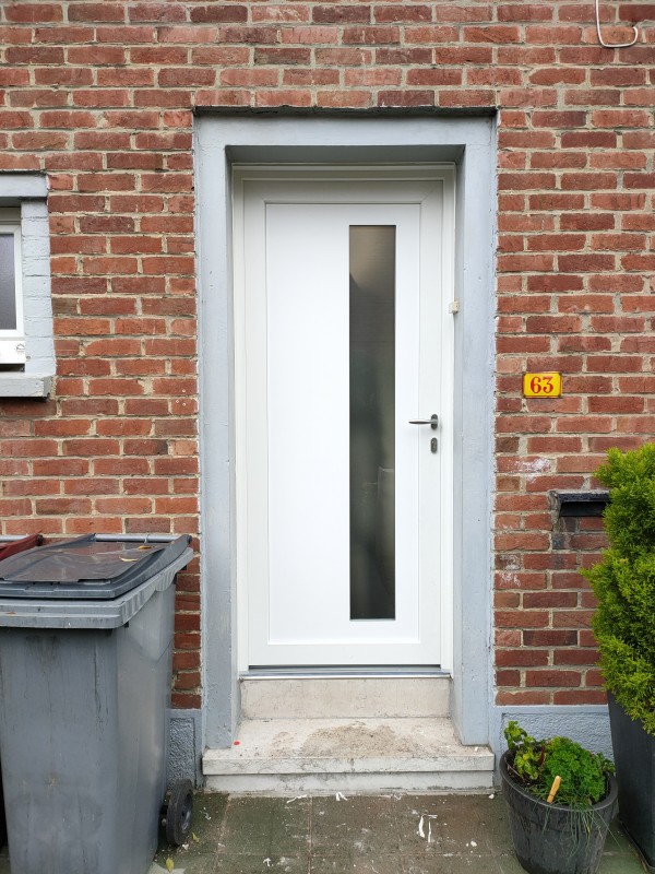 Porte d’entrée PVC Blanc / Panneau Volma 766 / Poignée sur rosace / Paumelle 3D (Renforcée) / Ebrasement intérieur réalisé en Medium