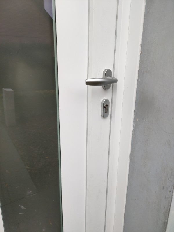 Porte d’entrée PVC Blanc / Panneau Volma 766 / Poignée sur rosace / Paumelle 3D (Renforcée) / Ebrasement intérieur réalisé en Medium