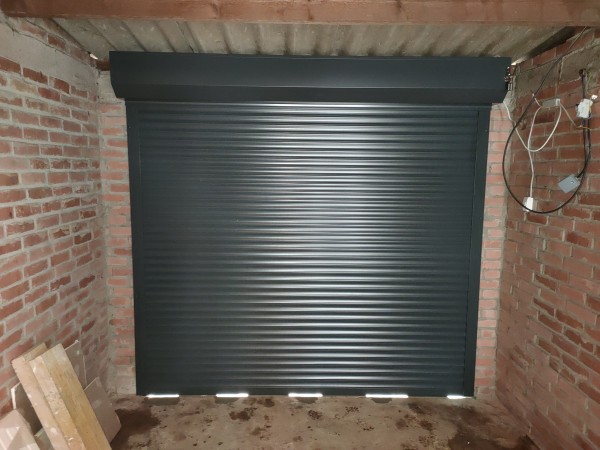 Porte de garage lame 55 (Produit : https://www.gefradis.fr/porte-de-garage-enroulable-sur-mesure/567-porte-de-garage-enroulable-a-coffre-eco.html) Coloris 7016 Enroulement interieur