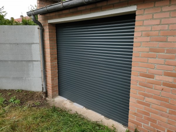 Porte de garage lame 55 (Produit : https://www.gefradis.fr/porte-de-garage-enroulable-sur-mesure/567-porte-de-garage-enroulable-a-coffre-eco.html) Coloris 7016 Enroulement interieur